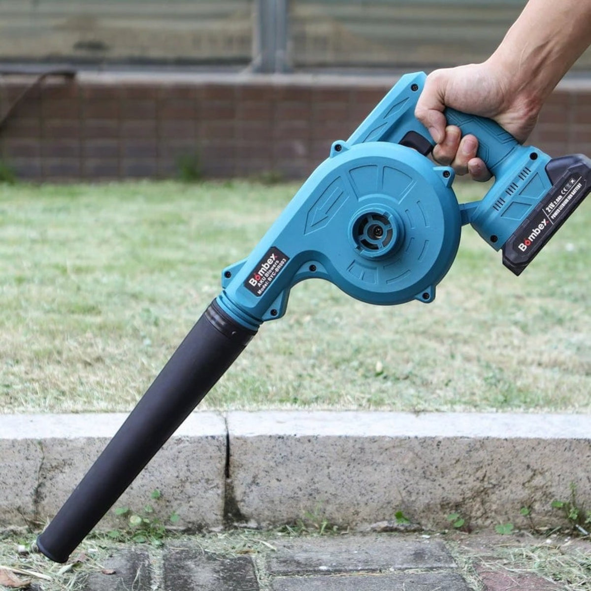 Suflanta frunze fara fir 2 in 1, 880W, 2 acumulatori 48V 8.0Ah, 18000RPM, autonomie 4 ore